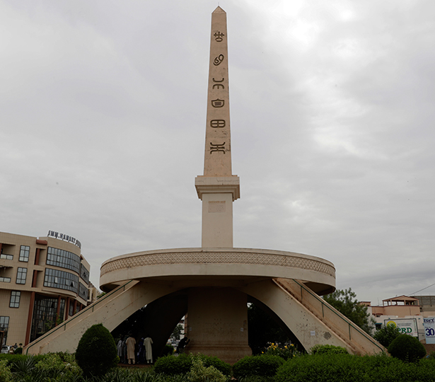 MONUMENT OBELISQUE DES IDEOGRAMMES Image